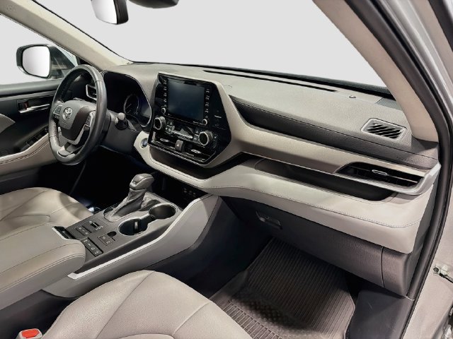 Used 2022 Toyota Highlander XLE AWD/4WD image 25
