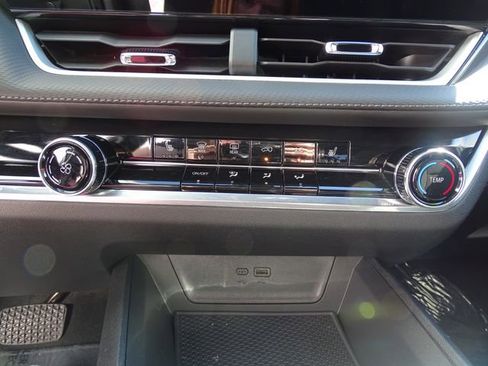 Used 2025 Chevrolet Equinox LT w/ Safety and Technology Package image 13