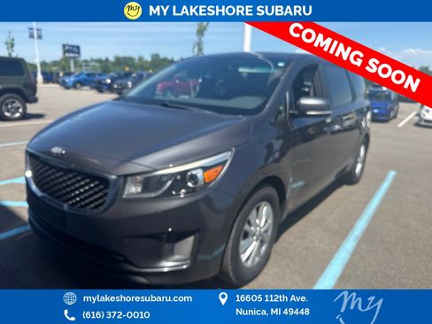Used 2017 Kia Sedona LX w/ LX Essentials Premium Package FWD image 2