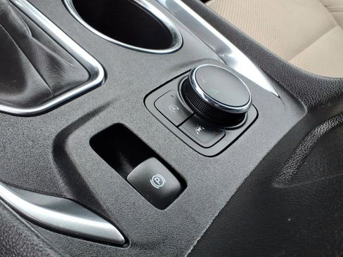 Used 2023 Chevrolet Traverse LS FWD image 16