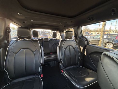 Used 2025 Chrysler Pacifica Limited image 41