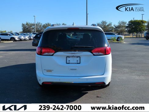 Used 2018 Chrysler Pacifica Touring-L Plus image 6