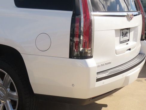Used 2017 Cadillac Escalade Luxury AWD/4WD image 14