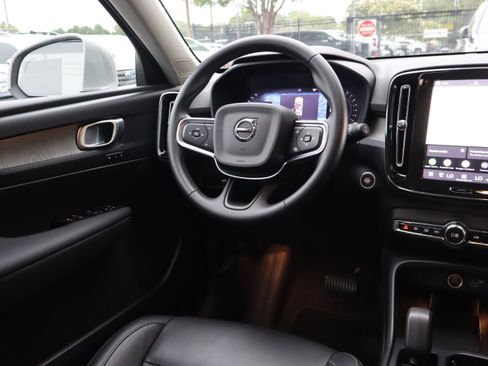 Used 2025 Volvo XC40 B5 Core AWD/4WD image 12