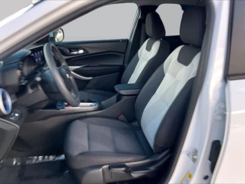 Used 2024 Chevrolet Trax LS w/ LS Convenience Package FWD image 9