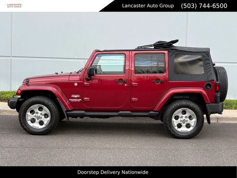 Used 2013 Jeep Wrangler Unlimited Sahara w/ Connectivity Group AWD/4WD image 3