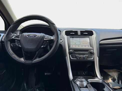 Used 2018 Ford Fusion SE w/ Fusion SE Technology Package FWD image 12