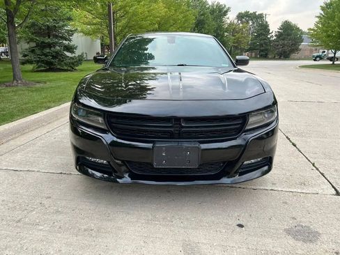 Used 2015 Dodge Charger SXT image 2
