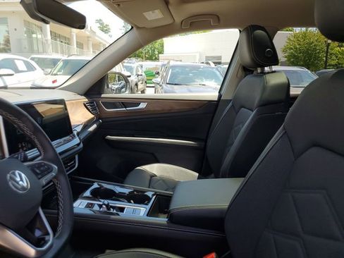 Certified 2025 Volkswagen Atlas SE w/ Panoramic Sunroof Package FWD image 17