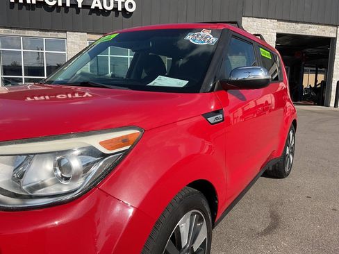 Used 2015 Kia Soul ! FWD image 2