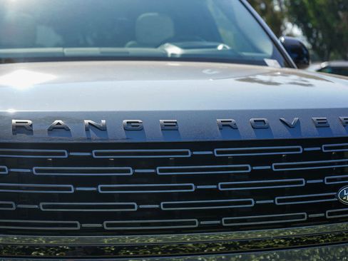 Used 2025 Land Rover Range Rover SE AWD/4WD image 11
