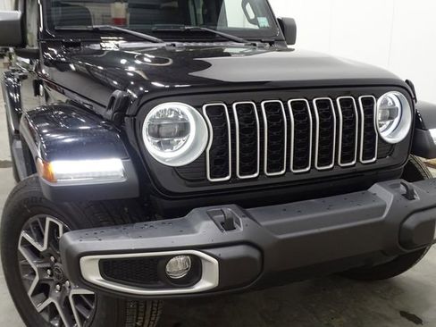 Used 2024 Jeep Wrangler Unlimited Sahara AWD/4WD image 41