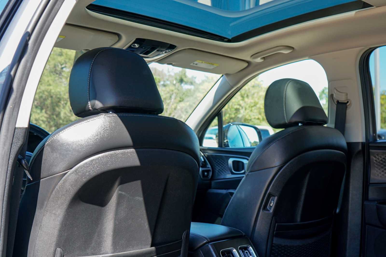 Used 2022 Kia Sorento S w/ Panoramic Sunroof Package FWD image 19