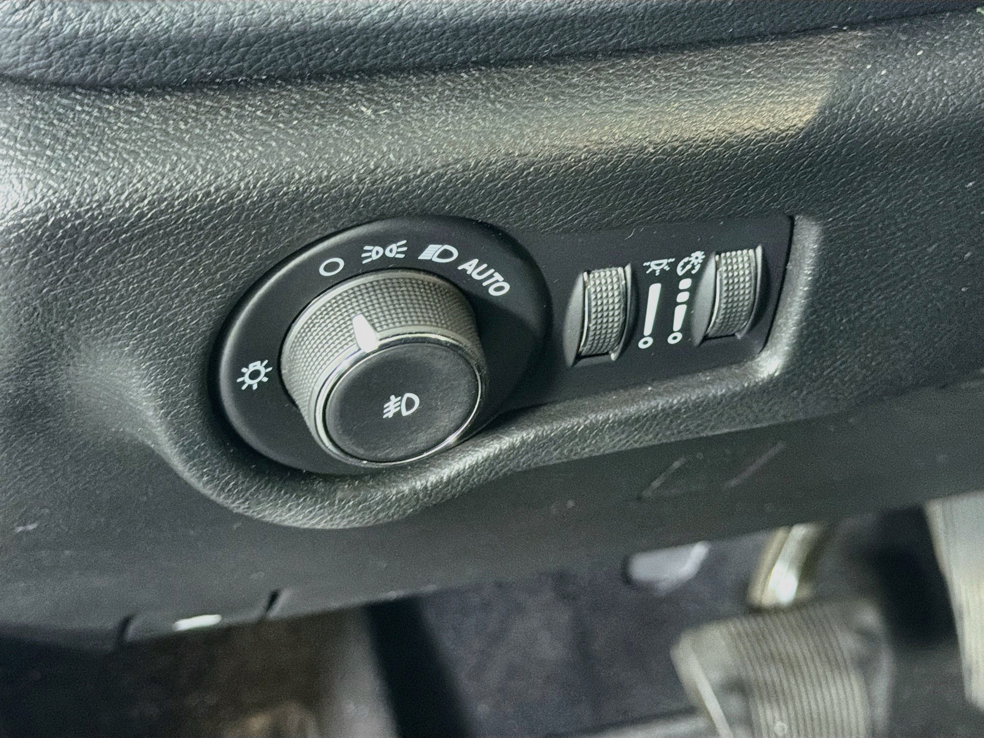 Used 2021 Chrysler Pacifica Limited w/ Uconnect Theater Family Group FWD image 17