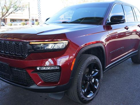 Used 2024 Jeep Grand Cherokee Limited w/ Black Appearance Package AWD/4WD image 8