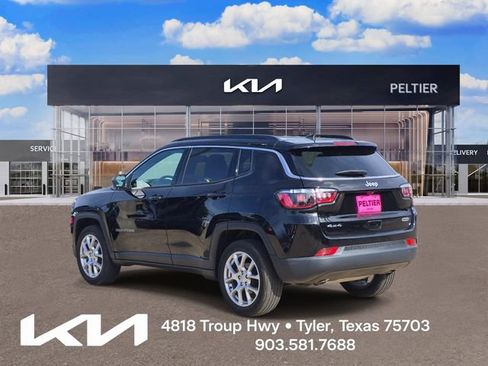 Used 2023 Jeep Compass Latitude AWD/4WD image 4