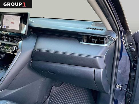 Used 2023 Toyota Venza LE AWD/4WD image 18