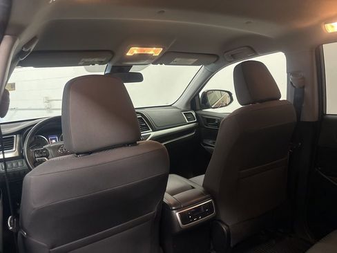 Used 2017 Toyota Highlander LE image 16