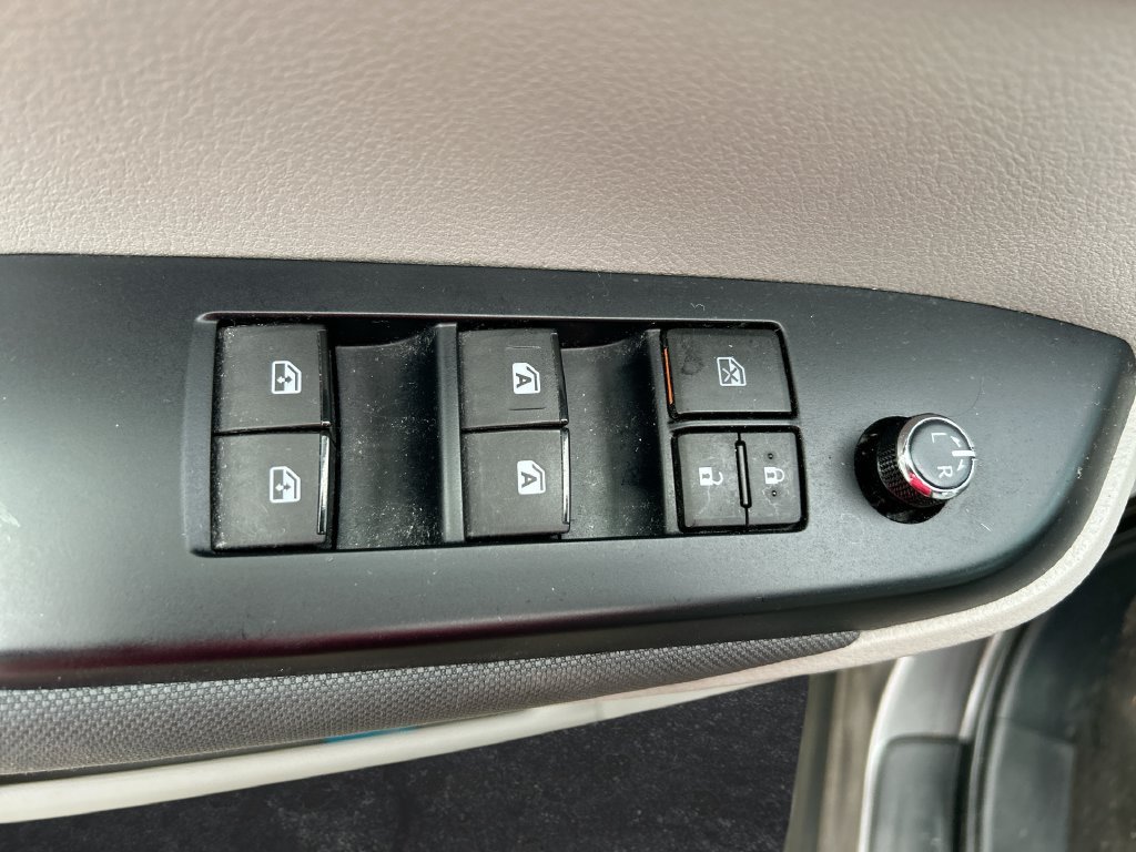 Used 2019 Toyota Highlander LE FWD image 12