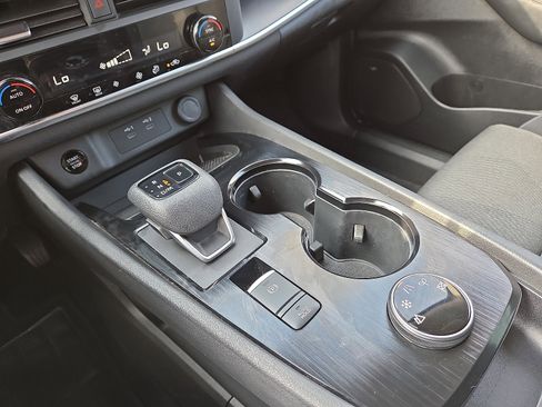 Used 2024 Nissan Rogue SV image 13