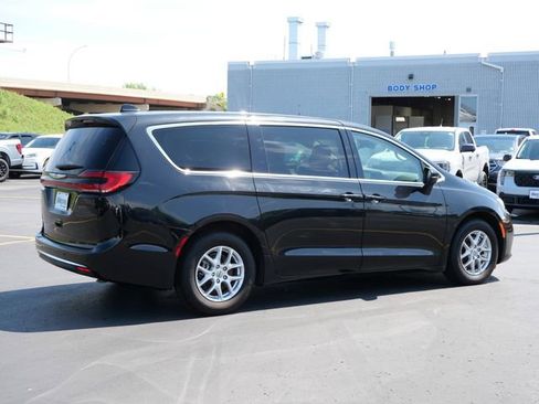 Used 2023 Chrysler Pacifica Touring-L FWD image 4