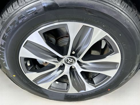 Used 2023 Toyota Highlander XLE image 31