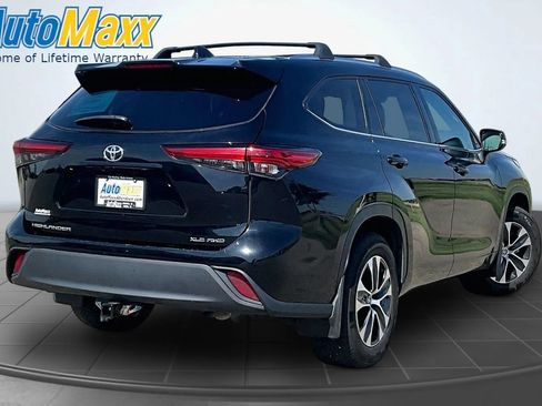 Used 2021 Toyota Highlander XLE AWD/4WD image 9