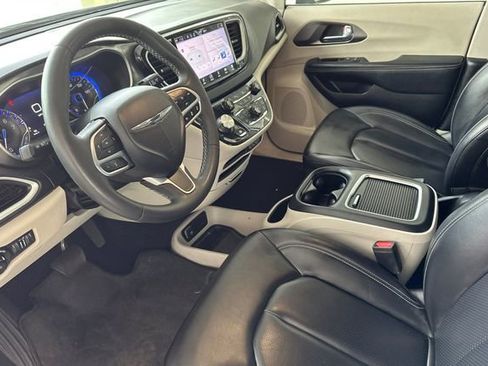 Used 2023 Chrysler Pacifica Touring-L FWD image 10