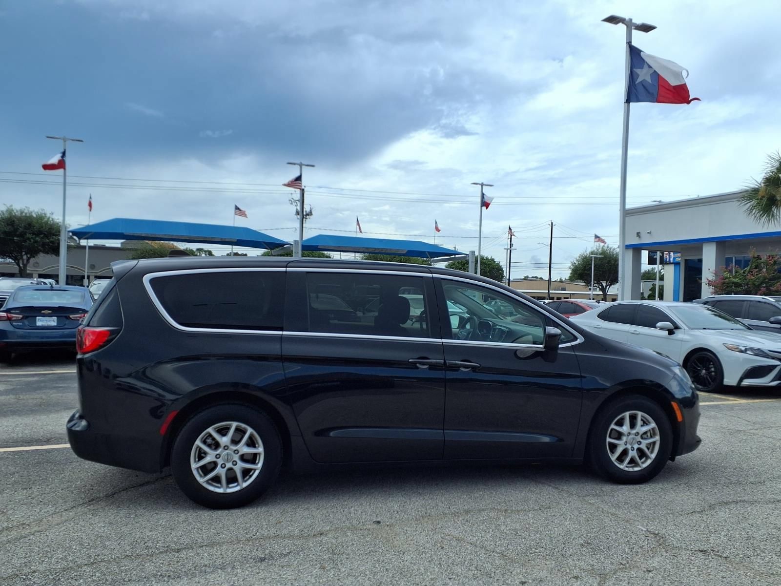 Used 2023 Chrysler Voyager LX FWD image 21