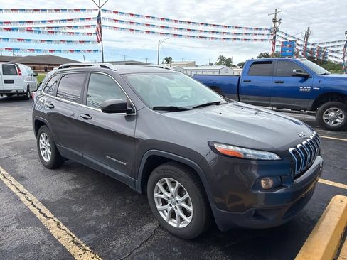 Used 2016 Jeep Cherokee Latitude w/ Cold Weather Group AWD/4WD image 3