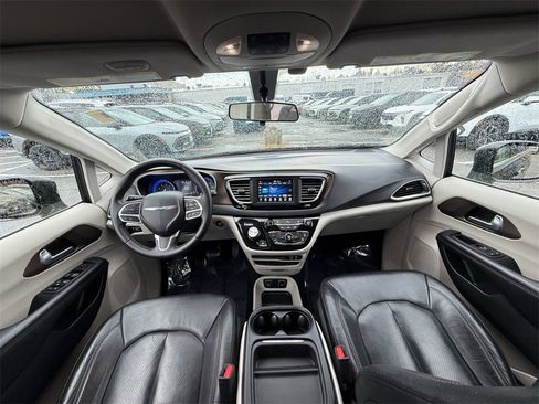 Used 2018 Chrysler Pacifica Touring-L image 21