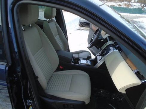 Used 2023 Land Rover Discovery Sport SE image 11