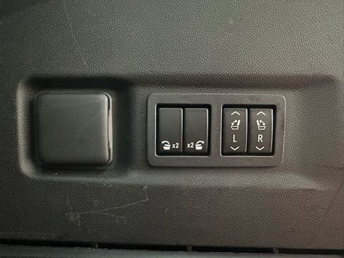 Used 2022 GMC Yukon XL Denali AWD/4WD image 12