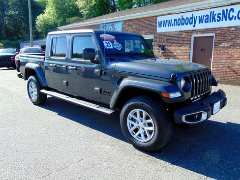 Used 2023 Jeep Gladiator Sport image 3