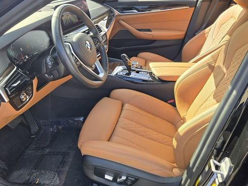 Used 2023 BMW 530i xDrive w/ Premium Package image 10