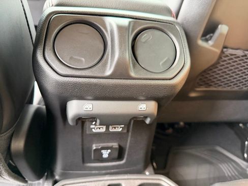 Used 2025 Jeep Wrangler Unlimited Rubicon AWD/4WD image 24
