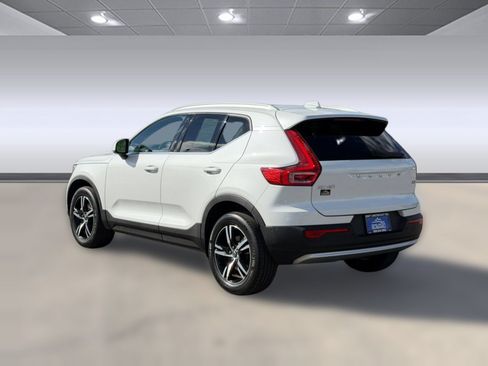 Used 2023 Volvo XC40 B5 Plus AWD/4WD image 3
