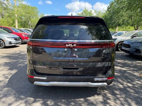 Used 2024 Kia Carnival LX image 5