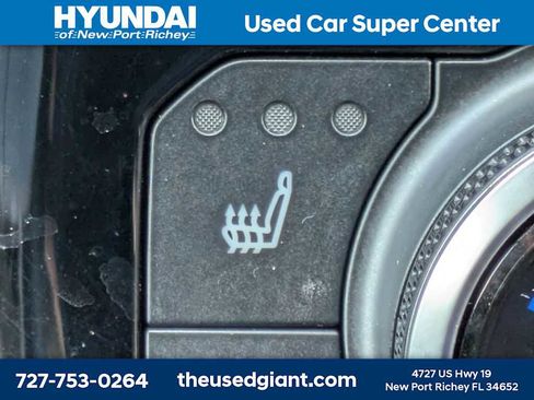 Used 2021 Toyota Highlander XLE AWD/4WD image 31