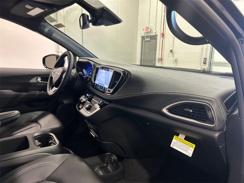 New 2025 Chrysler Pacifica Select image 36