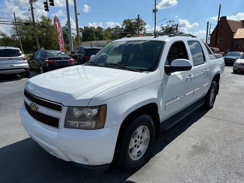 Used 2011 Chevrolet Avalanche LT w/ Luxury Package AWD/4WD image 8