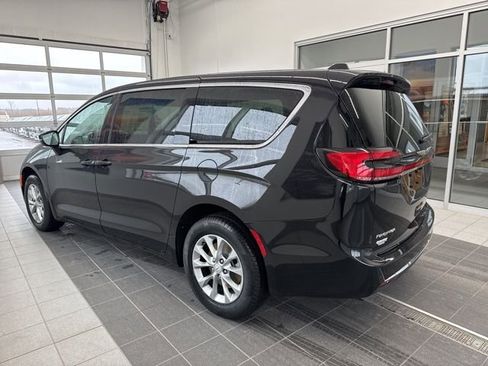 New 2026 Chrysler Pacifica Select AWD/4WD image 4