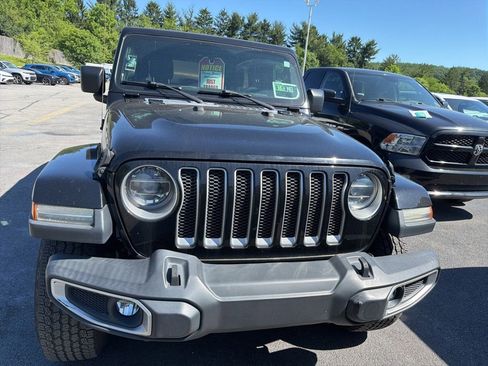 Used 2018 Jeep Wrangler Unlimited Sahara AWD/4WD image 2