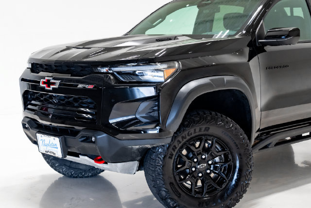 Used 2025 Chevrolet Colorado ZR2 w/ Midnight Edition AWD/4WD image 4