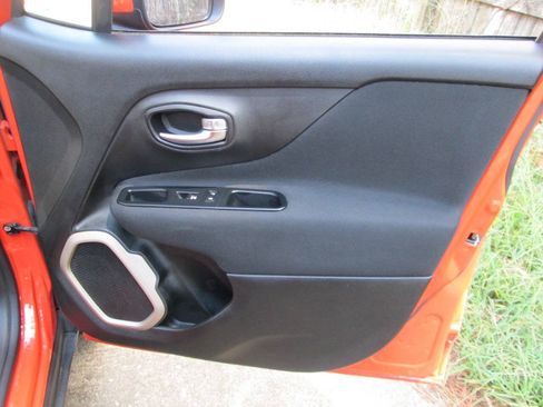 Used 2015 Jeep Renegade Latitude AWD/4WD image 37