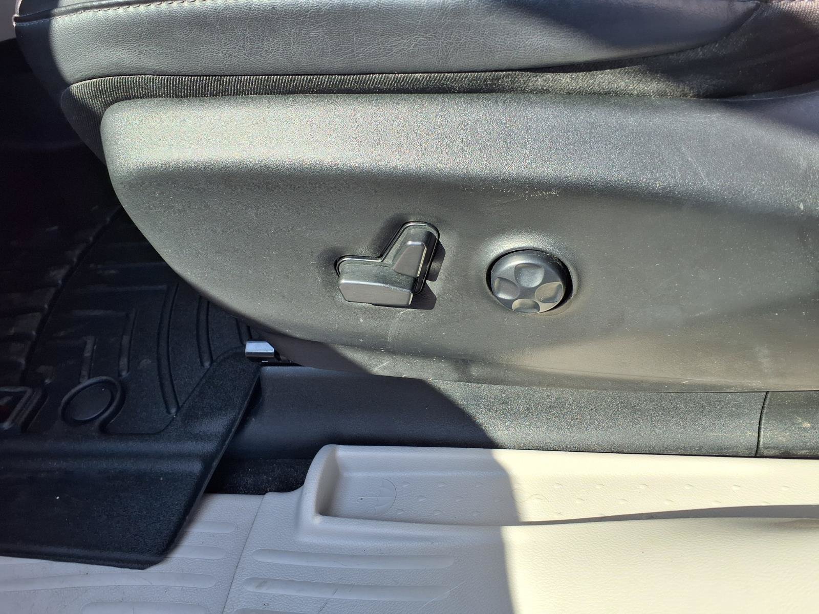 Used 2023 Chrysler Pacifica Touring-L FWD image 23