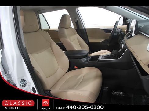 Certified 2025 Toyota RAV4 LE AWD/4WD image 16