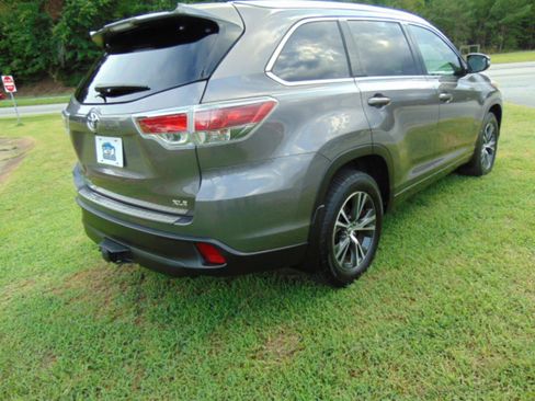 Used 2016 Toyota Highlander XLE FWD image 3