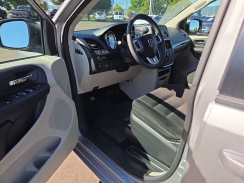Used 2017 Dodge Grand Caravan SE w/ Power Window Group FWD image 10
