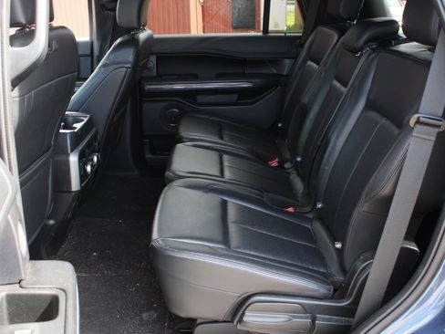 Used 2019 Ford Expedition XLT w/ Equipment Group 202A AWD/4WD image 17